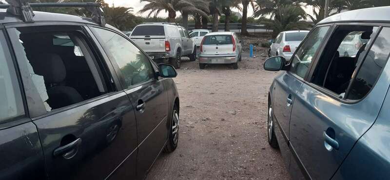 Imagen de dos vehículos dañados cuando estaban aparcados en la explanada / TA